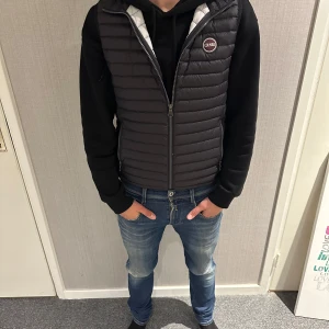 Colmar väst - Säljer denna colmar väst. Skick 9/10 använd ksk 8 ggr. Modellen är 178 och väger 61 Nypris= cirka 1699