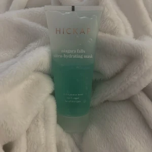 Ansiktsmask Hickap  - Ansiktsmask från hiccap, niagra falls! Använt några gånger så ungefär lite mer än halva produkten kvae (se bild)!💕 Tänk på att produkter är smal uppe så i botten är det mer produkt än i toppen, alltså mer än vad som syns på bild 🥰återfuktande! 