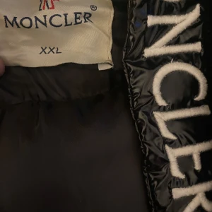 Fin moncler jacka - Använd 1 gång. Varm inuti Funkar för både kvinnor och män. Storlek XXL.