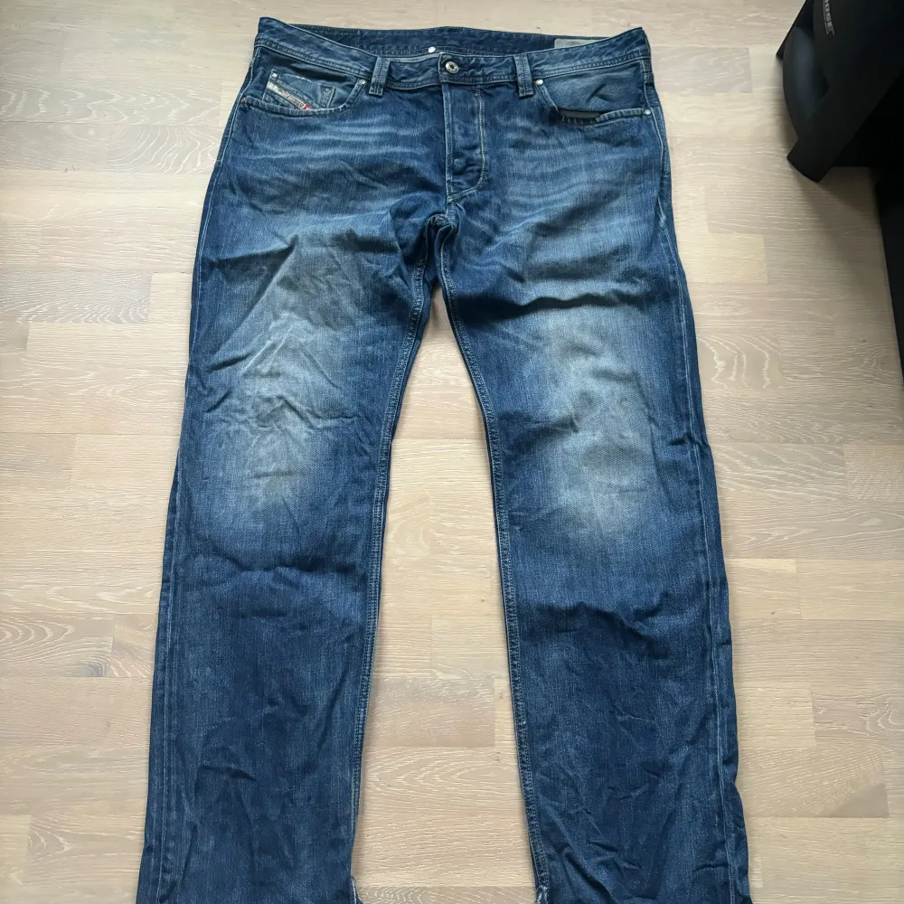 Asfetaa Diesel Jeans Klippta på insidan av benet för att dem ska sitta flared över skorna. Midjemått 49cm Ytterbenslängd 107cm Benöppning 23.5 cm . Jeans & Byxor.