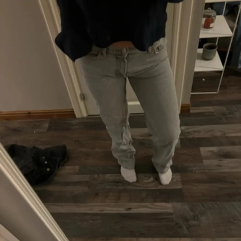 Gråa jeans ifrån Gina tricot i mycket bra skick☺️. Jeans & Byxor.