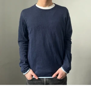 Saint lauren tröja - Säljer denna snygga saint lauren tröjan i storleken M, 8/10 i skicket och nypris runt 7000kr mitt pris endast 799! Skriv gärna om du har nån fråga eller vill ha nån mer bild.