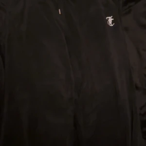 Juicy byxor  - Lite pärlor där bak har lossnat 