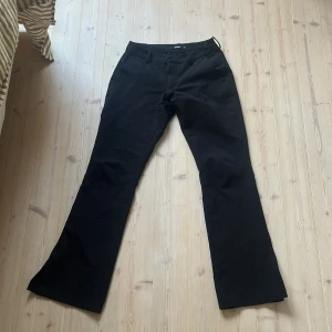 Bik bok kostymbyxor!🥰 - Super snygga lågmidjade kostym byxor med slit !Använda 3 gånger ungefär, så väldigt bra skick🥰säljer på grund av att dom inte kommer till användning!❣️storlek 38 men funkar som 36 också!!