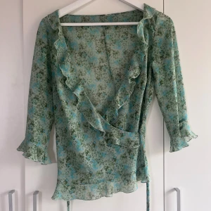 Blus  - Super söt blus jag köpt på secondhand, står ingen storlek men skulle säga den passar en xs-s kanske 