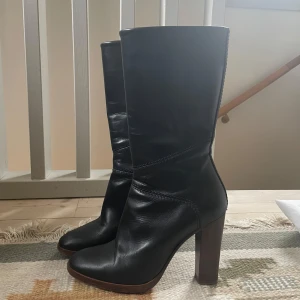Stövlar Chloé - Vintagefynd som används för sällan. Mkt fint skick. Tecken till användning syns under sulan men annars väl omhändertagna. Nypris ca 12k.