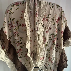 Ester Eleonora scarf/schal - Ester Eleonora scarf/schal med volanger och spets.