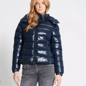 Mörkblå vinterjacka "nikki", lager 157 - Jackan är i nyskick med lappen kvar. Kortpufferjacka från lager 157, helt slusåld på hemsidan. 