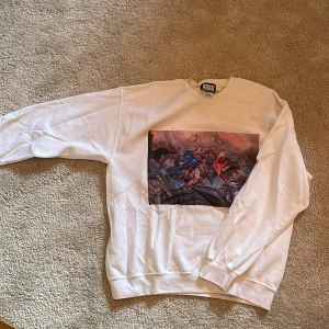 Vit sweatshirt med tryck - Lite nopprig skick 6/10