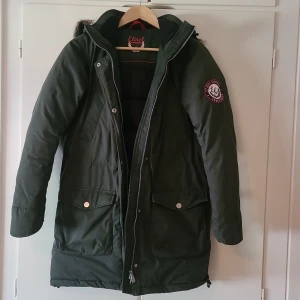 Etirel vinterjacka - Etirel campus sportswear vinterjacka super fin vinterjacka ifrån etriel campus sportswear, den har totalt 5st fickor 2 bröst fickor 2 vanliga och 1 innerficka med dragkedja. Går att spänna både i midjan och nertill, hög krage avtagbar luva.