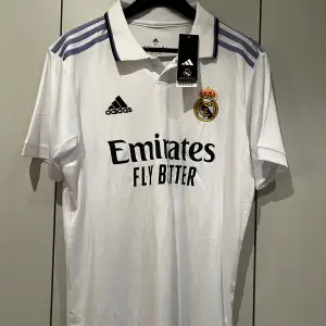 Säljer nu min snygga real Madrid tröja i storlek M, aldrig använt  Vid frågor skriv!