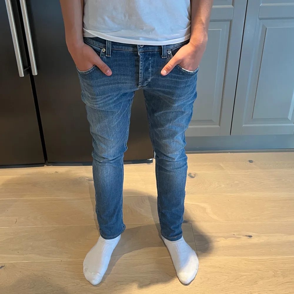 | Dondup jeans i modellen ritchie | Som nya | Storlek 30 | Passar dig mellan ca 168-176 cm | Modellen på bilden är 176cm | Tveka inte på att skriva om du har frågor eller funderingar💫. Jeans & Byxor.