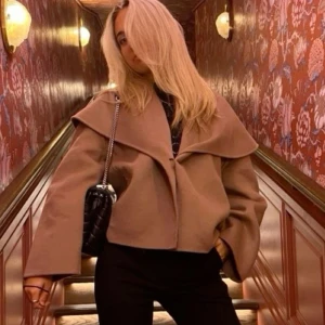 Kappa stylein  - Kappa från stylein! Modellen är samma som på sista bilden men färgen är brun. Skriv för frågor eller egna bilder! Helt slutsåld och svår att få tag i. Kan också tänka mig att byta mot en grön!