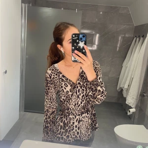 Leopard topp  - Såå fin topp med leopard mönster💓nyskick storlek xs men passar även s💖