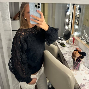 Stickad tröja med detaljer - Så unik, cool och skön. Inga defekter. 