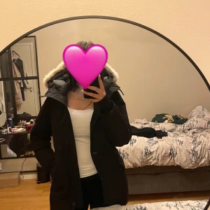 Canada Goose Rossclair Parka st S - Svart Canada Goose Jacka i Rossclair Parka Black label i storlek S. Köpt två vintrar sen, endast använd en vinter. Nypris 16 000 kr. Mitt pris 7000 men går absolut att diskutera. Inga märkbara fel på jackan, kan dock behöva kemtvätt.   Göteborg 📍