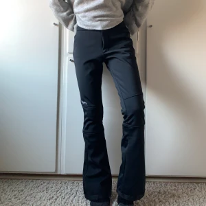 Skidbyxor dam - EQPE Gida Siluette Pant. Använda bara några fåtal gånger pga köptes under en skidresa då jag glömde mina vanliga täckbyxor. Ej använda sedan dess pga lite för långa för mig. Innerbenslängd ca 74-75 cm. Midjemåttet ca 65-66 cm, men stretchig i midjan.