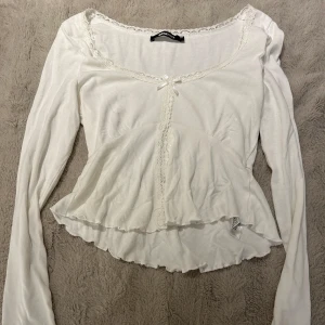 Vit topp - Vit topp från ginatricot, knappt använd 🩷