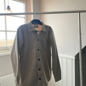 Jack and Jones Overshirt  - Jack and Jones Overshirt i färgen beige som är i väldigt fint skick och är köpt från Jack and Jones för 600 kr och är storleken 176 som motsvarar storlek S och M