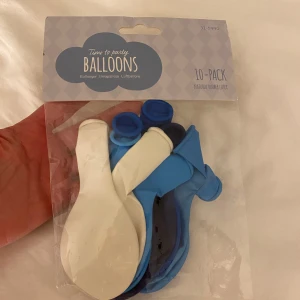 Blå och vita ballonger - Säljer ett 10-pack med ballonger i blått och vitt. Perfekta för fester och kalas!  Ballongerna är i olika nyanser av blått och vitt, vilket ger en fin mix för dekorationer. Lätta att blåsa upp och knyta.🎈