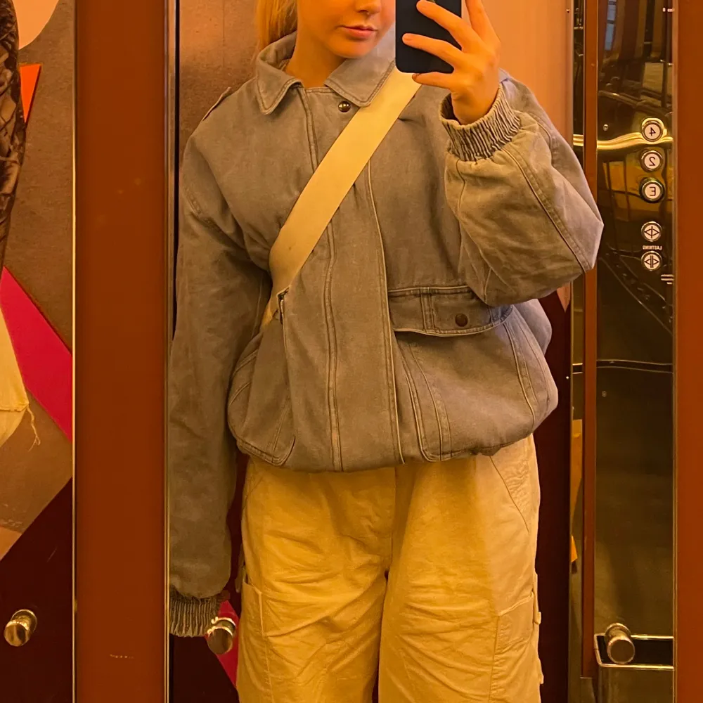 Snygg jacka i blå denim med en lurvig och go insidan🩵 Oversized & boxy fit. Storlek 38(M) men passar fler storlekar beroende på önskad fit.  Inga riktiga defekter, lite washed på vissa ställen som syns på bilden men de gör den bara mer ball!. Jackor.