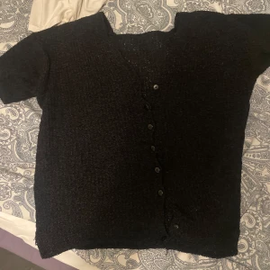 Stickad t-shirt/kofta - Säljer min tröja i ”handduksmaterial” eller vad man kan säga, bra skick men lite trådig här o där, köpt secondhand, inga lappar i, passar M-S❤️