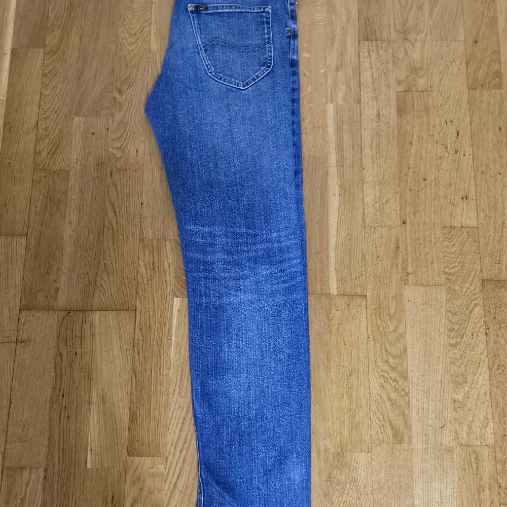 Säljer mina lee byxor för att jag inte använder dem längre och vill rensa garderoben. Inga problem med byxorna, inga håll eller fläckar.. Jeans & Byxor.