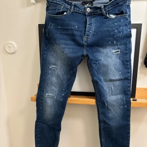 Fina byxor från KingsWillDream - nyskick - Mycket fint skick på byxorna, använda ca 1-2 ggr endast. Från märket KingsWillDream. Strl 34. 