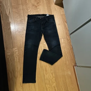 Mörkblå jeans - Säljer ett par snygga mörkblåa jeans i slim/regular fit. De är i mycket fint skick.