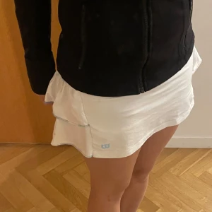 Wilson tenniskjol - Intressekoll på min vita vintage wilson tenniskjol i storlek S men passar även xs och m. 