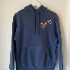 Nike SB Hoodie - Säljer min Nike SB hoodie från Zalando då den är liten för mig. Den är använd mycket men är fortfarande i bra skick skulle jag säga. Det finns inga hål eller skador på den. Passar för de som är runt 170 lång.