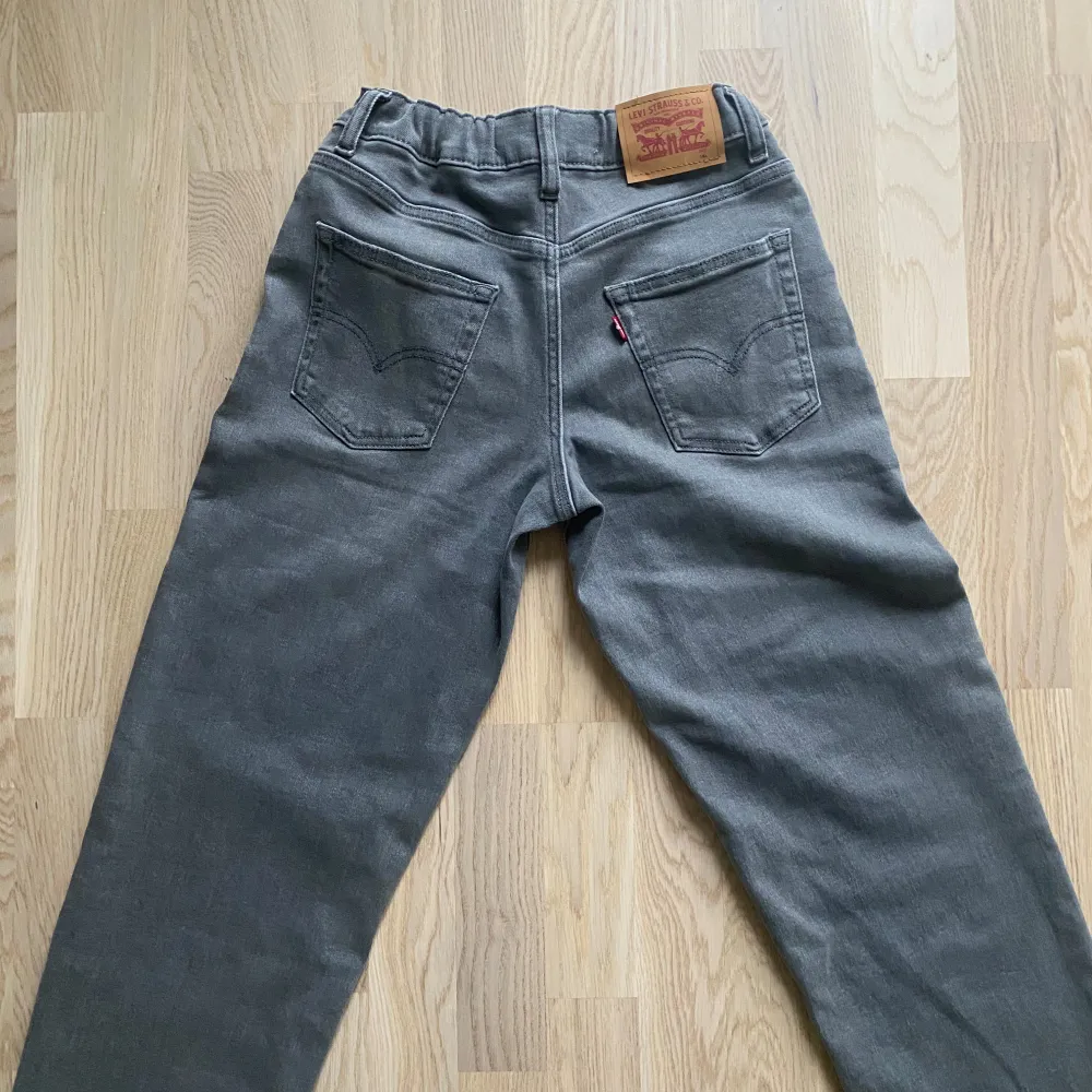 Ljusgrå Levis jeans i storlek 14 A. Aldrig använda, pris kan diskuteras . Jeans & Byxor.