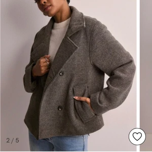 Nelly jacka - Intressekoll på denna fina bruna jackan från Nelly i ull. Helt ny, har använts Max 3 gånger, nypris är 1200kr. Skriv prisförslag