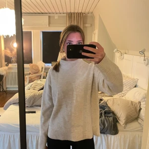 Beige stickad tröja - Ljus beige stickad tröja från kapphal, storlek S, knappt använd,100 kr