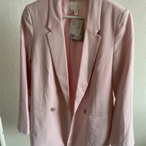 Kavaj från H&M - Rosa kavaj från hm storlek XS