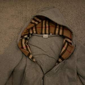 Säljer min burberry zip hoodie i toppskick!  Kvitto finns självklart Str small (passar m också) De bara att höra av dig om du har någon fråga eller så😁