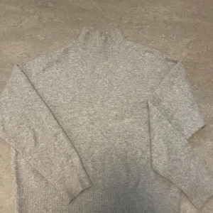 Grå stickad tröja  - Stickad grå tröja  Ginatricot