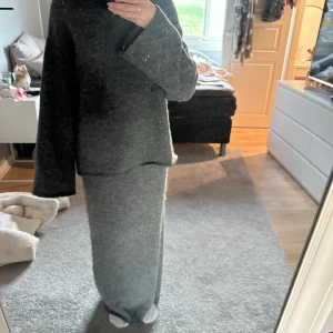 Set från gina - Grått stickat set från Gina i premium quality. Använt några få gånger så i bra skick. Båda delarna är i strl xs och kjolen är lite lång på mig som är 157. Skriv om ni har några funderingar eller vill ha fler bilder 🥰