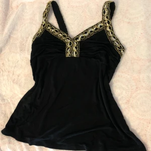 Y2K vintage linne fest topp - Säljer min super snygga topp då den inte längre är min stil.  Har inga defekter och har endast använts två gånger. Skriv till mig om du har några frågor 💕