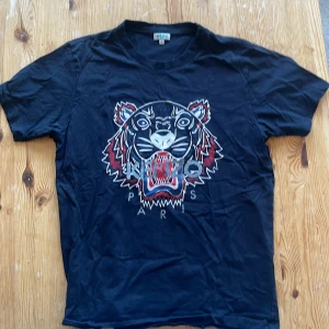 Kenzo T-shirt  - Fin Kenzo T-shirt i storlek S Mindre slitningar på den och välanvänd  Köptes för ca 1400 