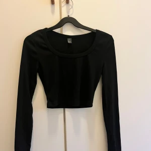 Svart långärmad - Säljer den för att den aldrig kommer till nån användning 
