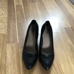 Klackar  - Svarta klackar från din sko använda 3 gånger 