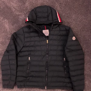 Moncler jacka - Säljer denna feta moncler jacka perfekt till vintern, rensar garderoben så blir billigt. Den har även ett litet hål på högra armen men går enkelt att fixa (bild 3). Förslå gärna pris o skriv ifall du har frågor!!