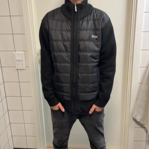 Hugo boss cardigan  - Säljer denna feta Hugo boss cardiganen för endast 999kr!bokstäverna är lite sönder!!!  Mvh luxury 