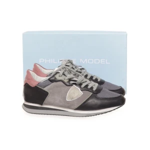 Philippe Model - Ett par fina sneakers från Philippe Model som passar perfekt till vintern. Skicket på skorna är bra/mycket bra. Storlek EU40, skulle förmodligen passa 39-41 också. Nypris 3100, mitt pris 1150. Hör av dig vid funderingar.