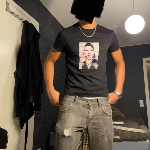 limitato t shirt - säljer nu min limitato t shirt köpt på nk för ett år sen typ. size XS men skulle säga att de mer S. som ni ser på bilder så e den för liten för mig så den passar nog folk 170-180. perfekt skick, typ aldrig använd. allting kvar utom kvittot. 