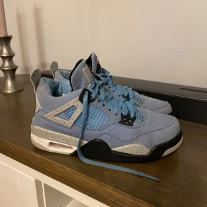 Nike Jordan  - Skorna är i fint skick  Men dom är använda  Annars fina !  Pris går att diskutera 