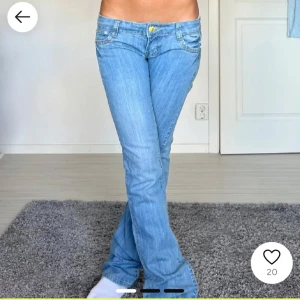 Snygga Low waist jeans - Köpte här på Plick de första två är inte mina bilder. Säljes pga av att de inte passade mig.💕