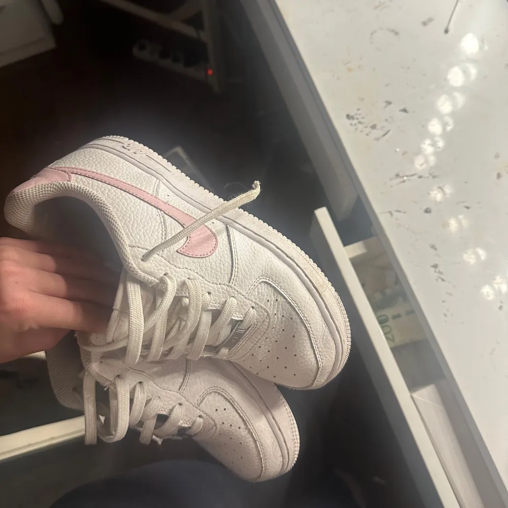 Rosa Nike air force i bra skick. Nypris är 1149kr. Skor.