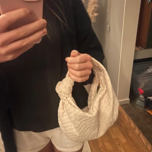 Snygg väska  - Säljer denna fina väska som använd fåtal gånger men väldigt bra skick. 